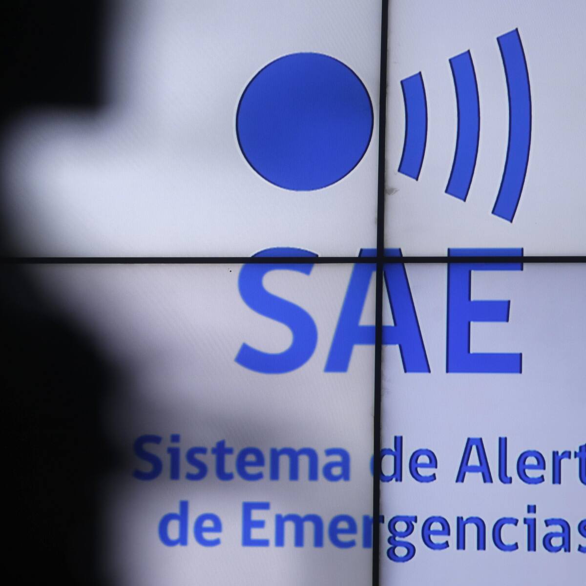 Corte masivo de luz en Chile: ¿Por qué no se avisó por alerta SAE sobre el toque de queda?