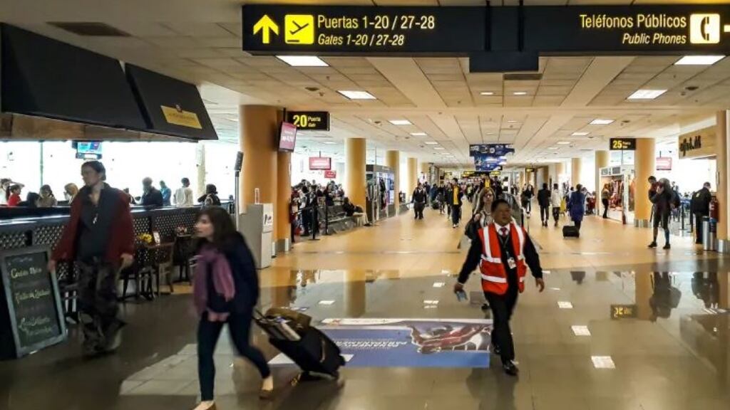 Pasajera fallece en vuelo desde Santiago a Trujillo: avión aterrizó de emergencia en Lima