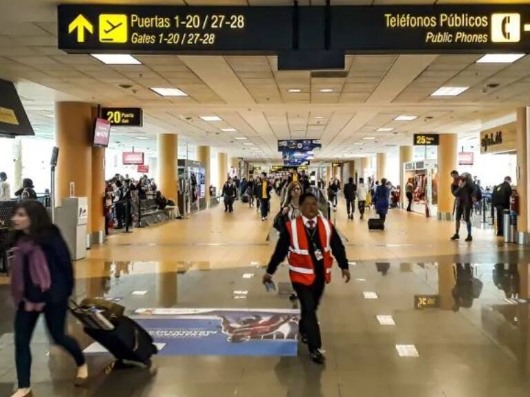 Pasajera fallece en vuelo desde Santiago a Trujillo: avión aterrizó de emergencia en Lima