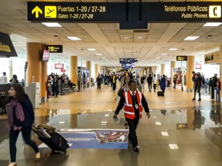 Pasajera fallece en vuelo desde Santiago a Trujillo: avión aterrizó de emergencia en Lima