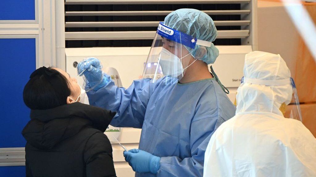Personal médicos realizan test de detección del covid-19 en Corea del Sur