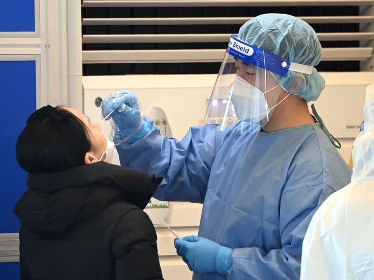 Personal médicos realizan test de detección del covid-19 en Corea del Sur