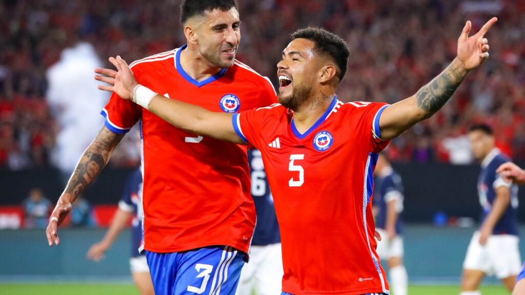 Paulo Díaz asoma como la gran novedad de La Roja para enfrentar a Paraguay