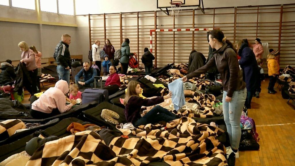 Refugiados duermen en un gimnasio en la ciudad de Zgorzelec en Polonia
