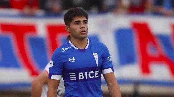 Bryan González firma su primer contrato con la Universidad Católica