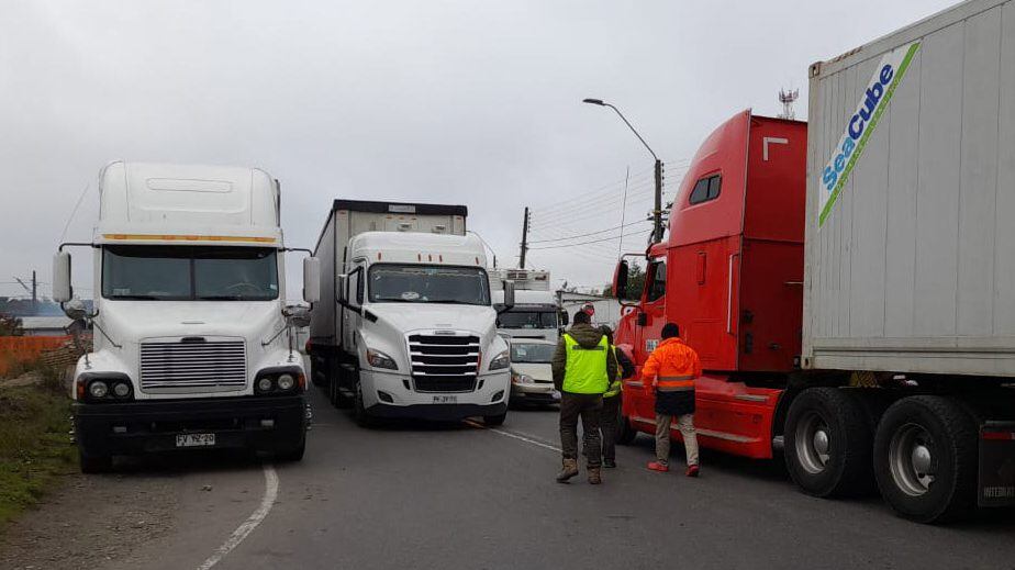 05 DE MAYO DE 2022/TEMUCONacimiento Cruce Coigue bloqueado totalmente. En el lugar uno 40 camiones obstaculizan paso cruce importante que une Los Angeles Angol  y Nacimiento.
FOTO: HECTOR ANDRADE / AGENCIAUNO