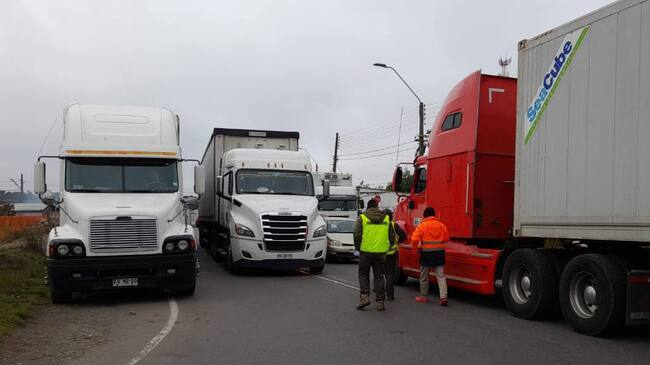 05 DE MAYO DE 2022/TEMUCONacimiento Cruce Coigue bloqueado totalmente. En el lugar uno 40 camiones obstaculizan paso cruce importante que une Los Angeles Angol y Nacimiento.
FOTO: HECTOR ANDRADE / AGENCIAUNO