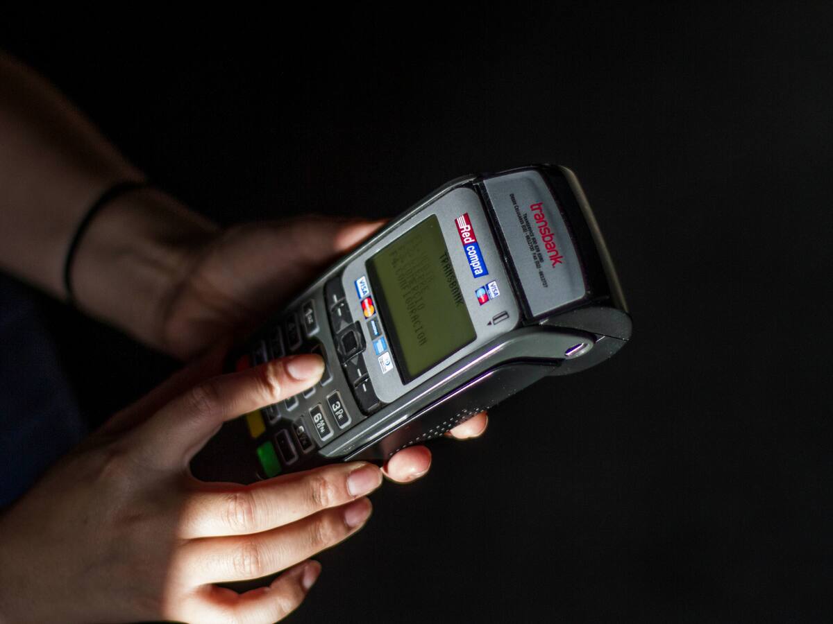 SERNAC oficia a diez empresas: solicita ajustes a máquinas de pago para evitar propinas automáticas