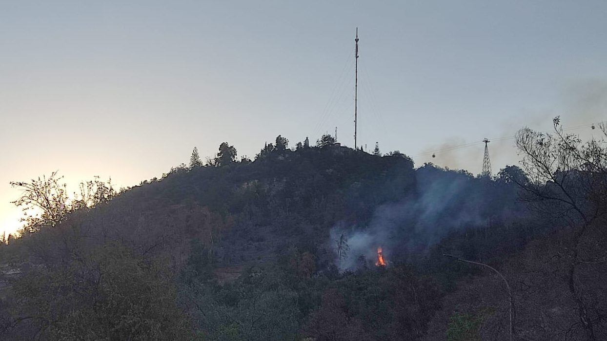 Incendio forestal en cerro San Cristóbal