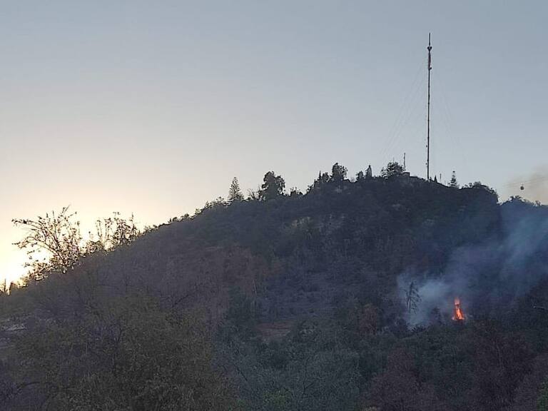 Incendio forestal en cerro San Cristóbal