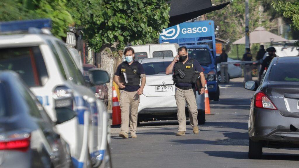 03 de noviembre de 2020/SANTIAGO Diligencias se realizan a esta hora por parte de la PDI en Lo Espejo, tras un confuso incidente en el que un comisario de la bh fue baleado en la madrugada mientras investigaban un suicidio
FOTO: FRANCISCO CASTILLO/AGENCIAUNO