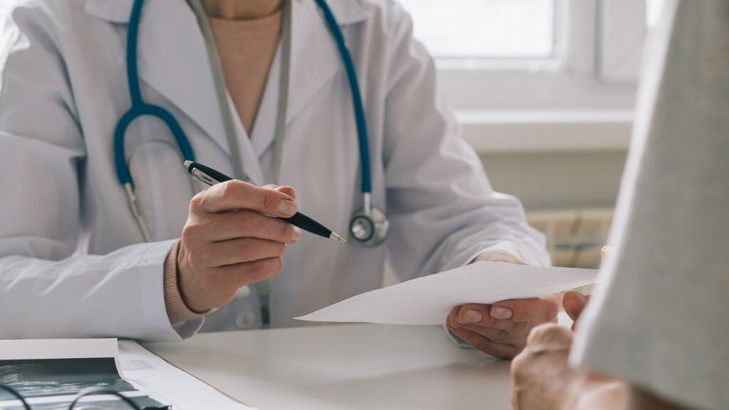 doctores detenidos por licencias médicas falsas