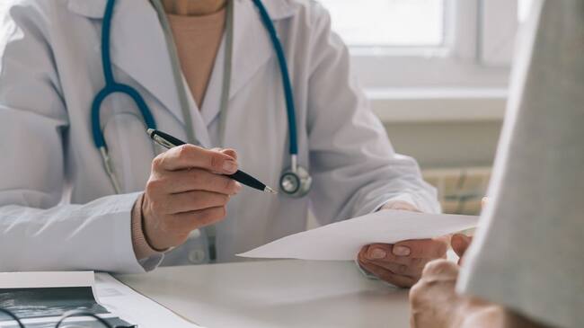 doctores detenidos por licencias médicas falsas