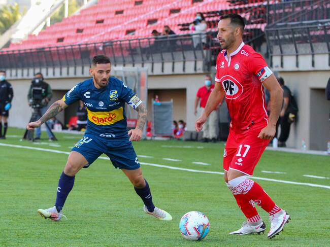 06 DE DICIEMBRE DE 2020/LA CALERAJuan Cuevas(i) y Christian Vilches(d), durante el partido valido por Vigésimo Primera fecha del Campeonato Nacional AFP PlanVital 2020, entre Unión La Calera vs Everton disputado en el Estadio Nicolás Chahuán de La Calera
FOTO: JORGE DIAZ/AGENCIAUNO