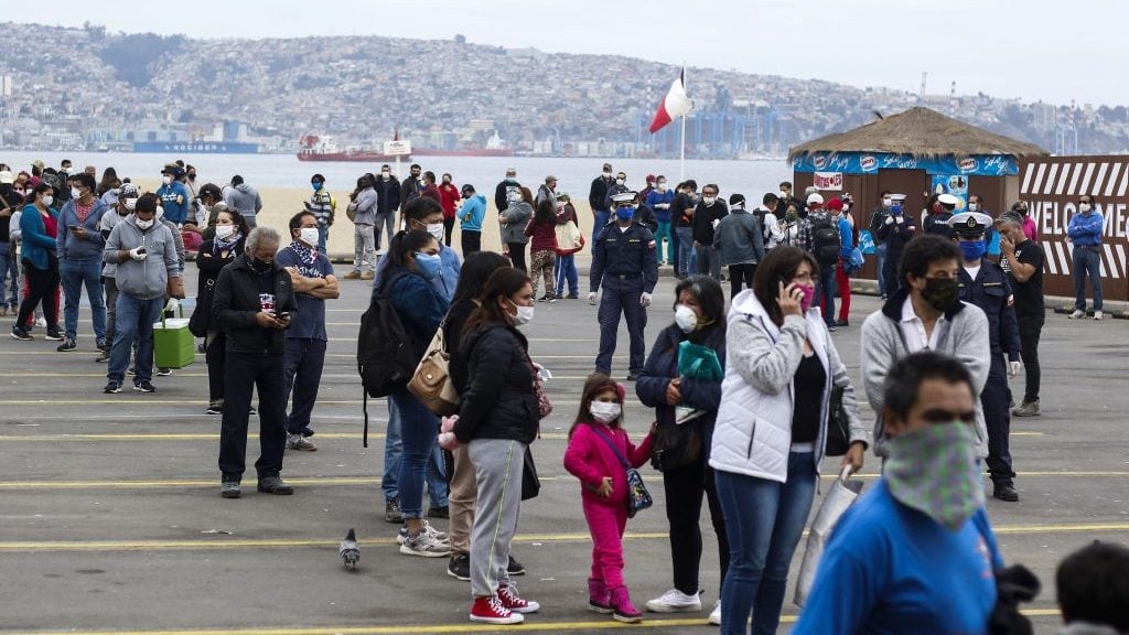 10 DE ABRIL DE 2020/VALPARAISOCientos de personas realizan fila para abastecer de pescados y mariscos para esta Semana Santa. La Armada de Chile realiza los controles necesarios para prevenir el Coronavirus.
FOTO: LEONARDO RUBILAR CHANDIA/AGENCIAUNO