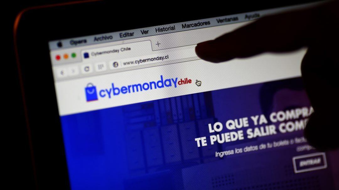 16 de Noviembre de 2015/SANTIAGOUna mano apunta la pantalla de un MacBook que muestra la pagina cybermonday.cl en el marco de la campaña nacional de ventas por Internet que pretende tentar a los usuarios con las mejores ofertas en diversos productos y servicios. La iniciativa anual, impulsada por la Cámara de Comercio de Santiago (CCS).
FOTO: PABLO VERA LISPERGUER/AGENCIAUNO
