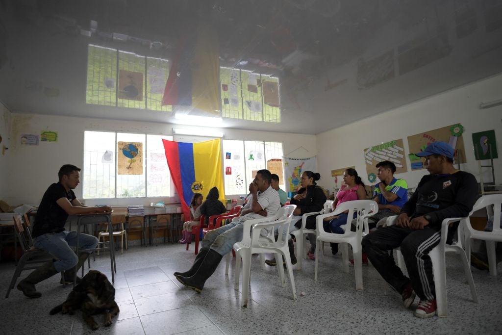 Campesinos al interior de una sala en Colombia
