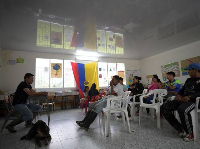 Campesinos al interior de una sala en Colombia