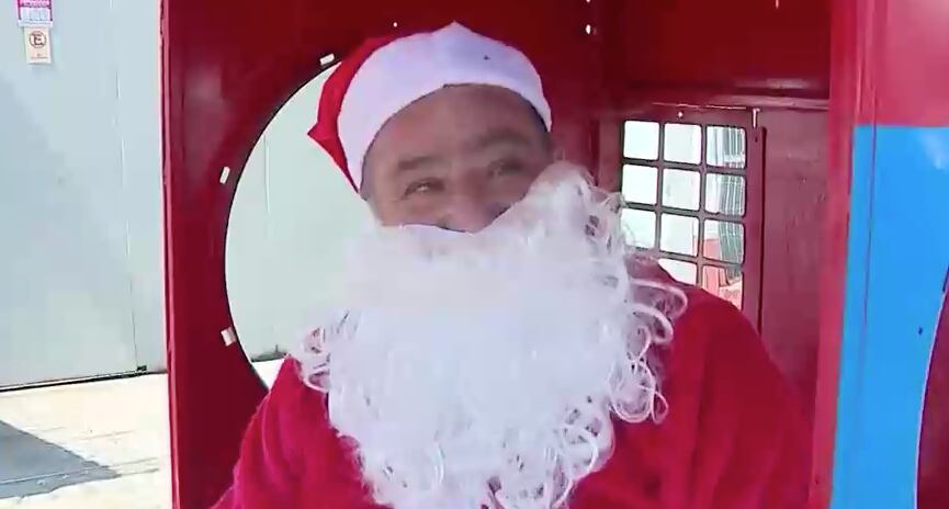 Hombre fue a votar vestido de Viejito Pascuero