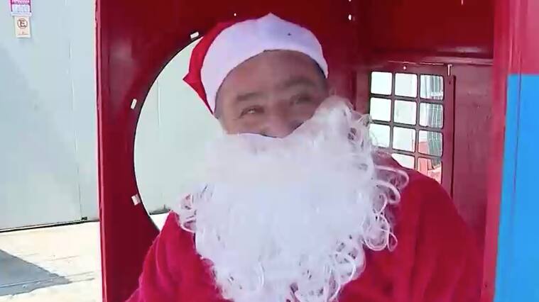 Hombre fue a votar vestido de Viejito Pascuero