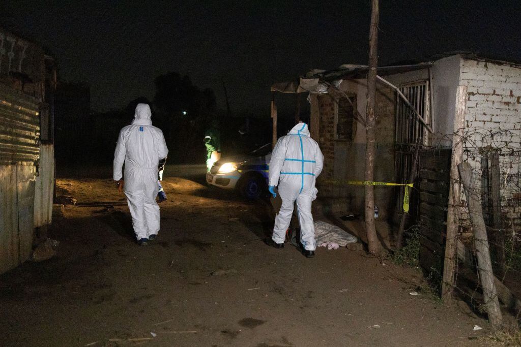 Equipo forense llega por una fuga de gas en Boksburg de Sudáfrica