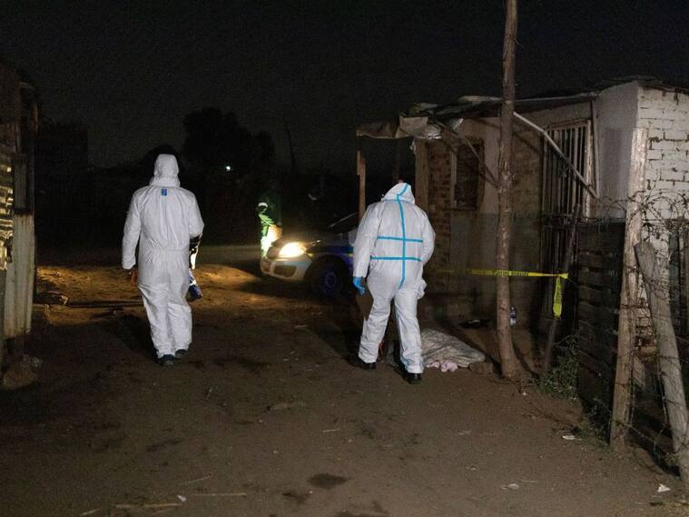 Equipo forense llega por una fuga de gas en Boksburg de Sudáfrica
