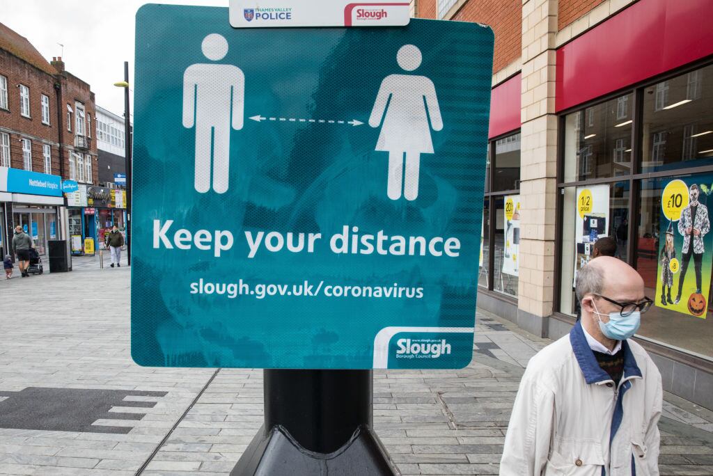 Aviso del distanciamiento social en Slough