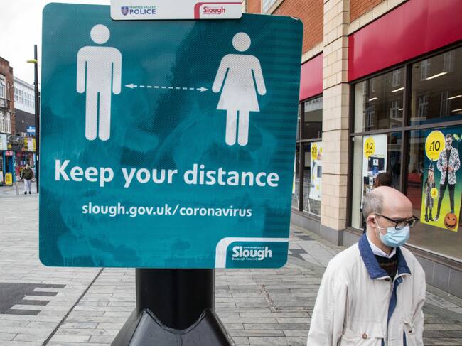 Aviso del distanciamiento social en Slough