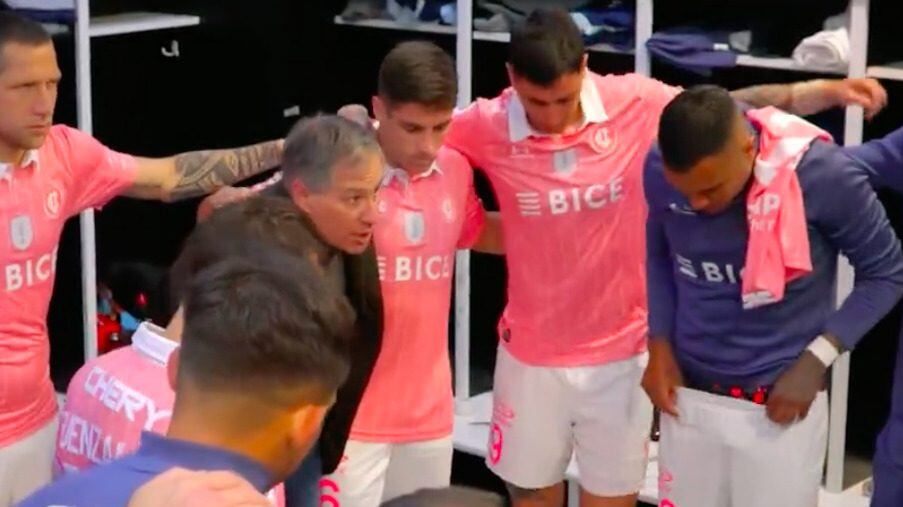 La arenga de Ariel Holan al plantel de la UC antes de enfrentar a Colo Colo
