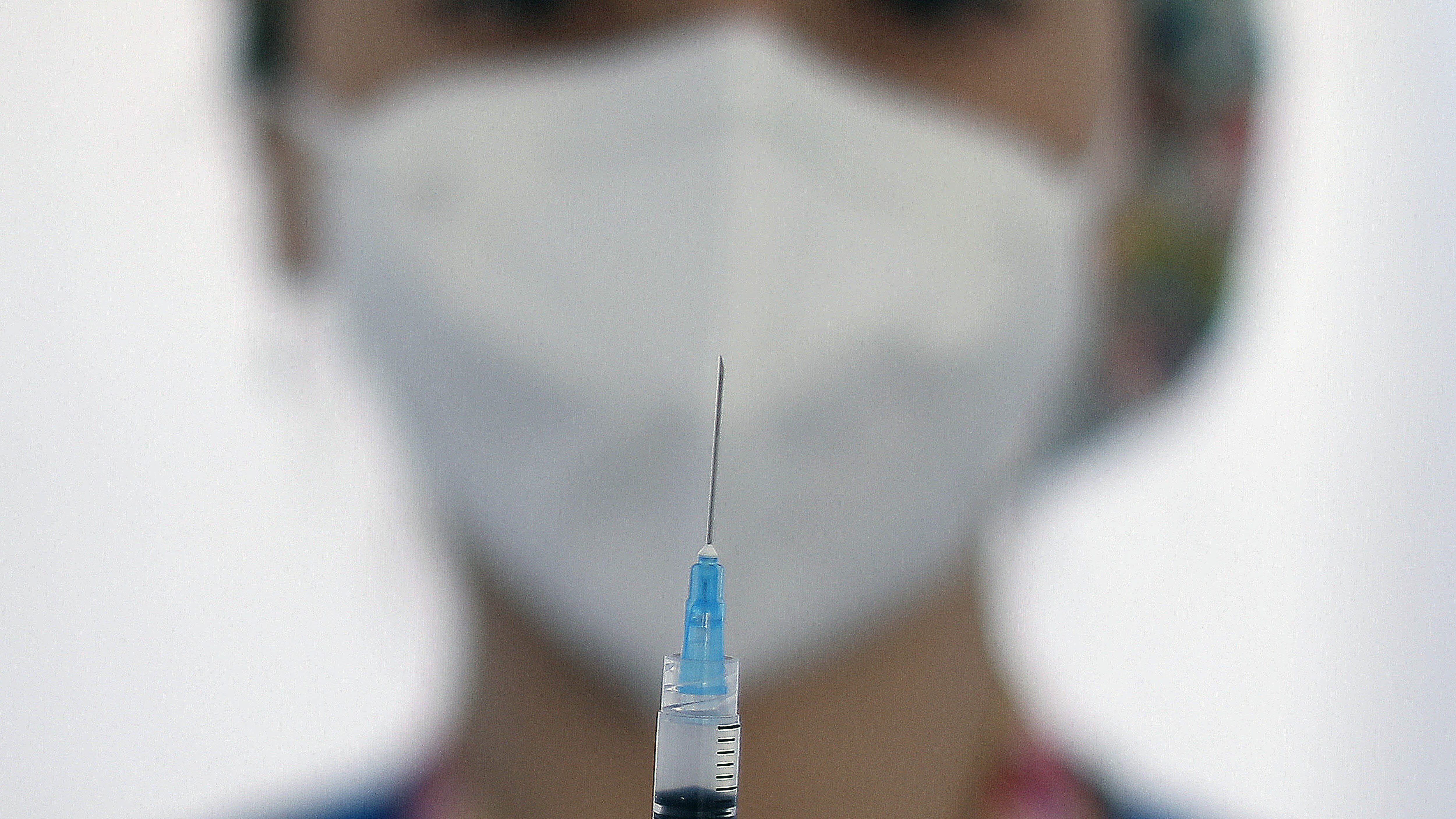 12 de Abril de 2021/SANTIAGO Una funcionaria de la Salud prepara una vacuna, durante una visita de las autoridades en cual refuerzaran a la población la importancia de vacunarse contra el Covid a las personas menores de 50 años, que en estas últimas semanas es el rango etario que se ha visto más afectado.
FOTO: CRISTOBAL ESCOBAR/AGENCIAUNO