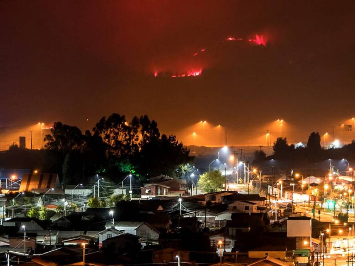 Decretan toque de queda en Coronel ante nuevos focos de incendios forestales