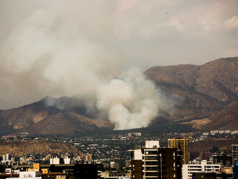 Alerta Amarilla en Las Condes por incendio forestal en sector San Carlos de Apoquindo