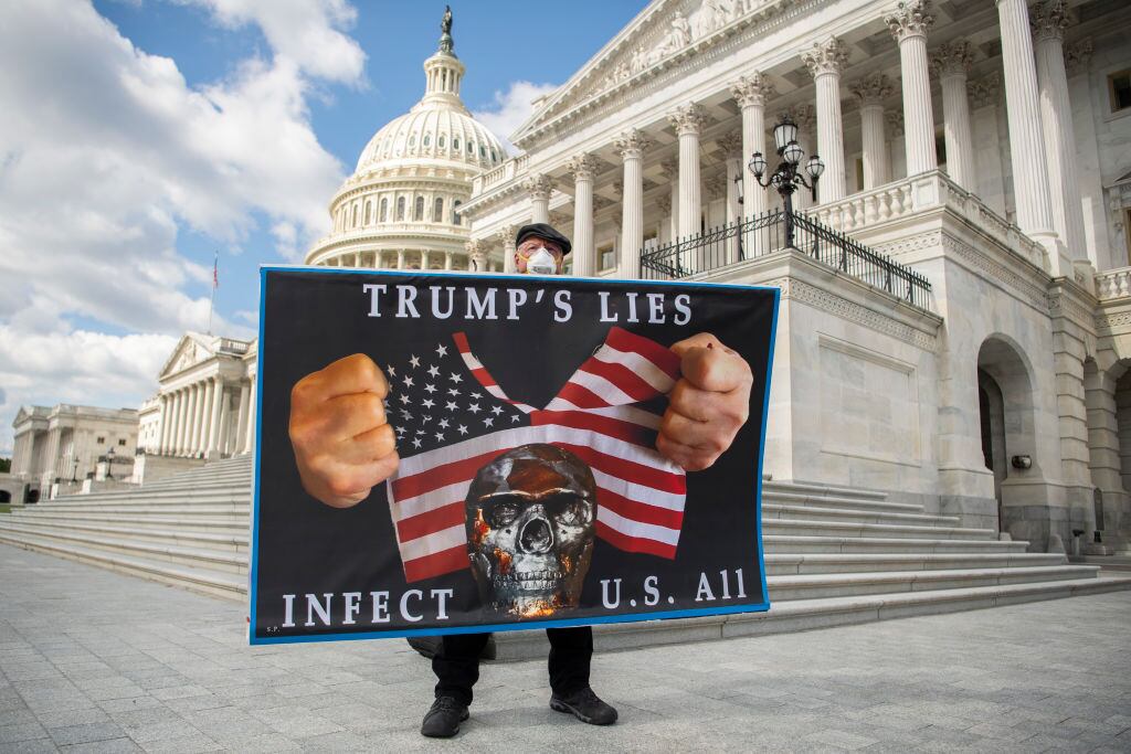 Manifestante critica a Trump ante el congreso de EEUU