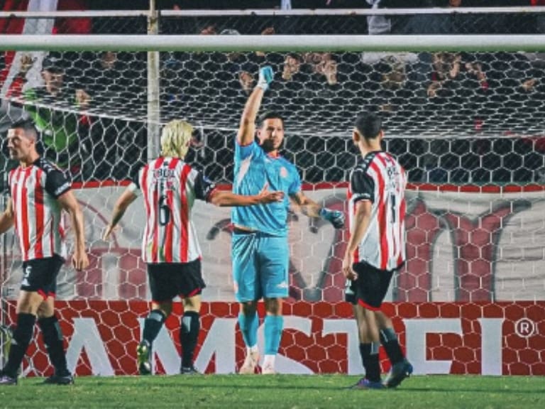 Audax Italiano desperdicia un penal otorgado tras revisión VAR en Argentina