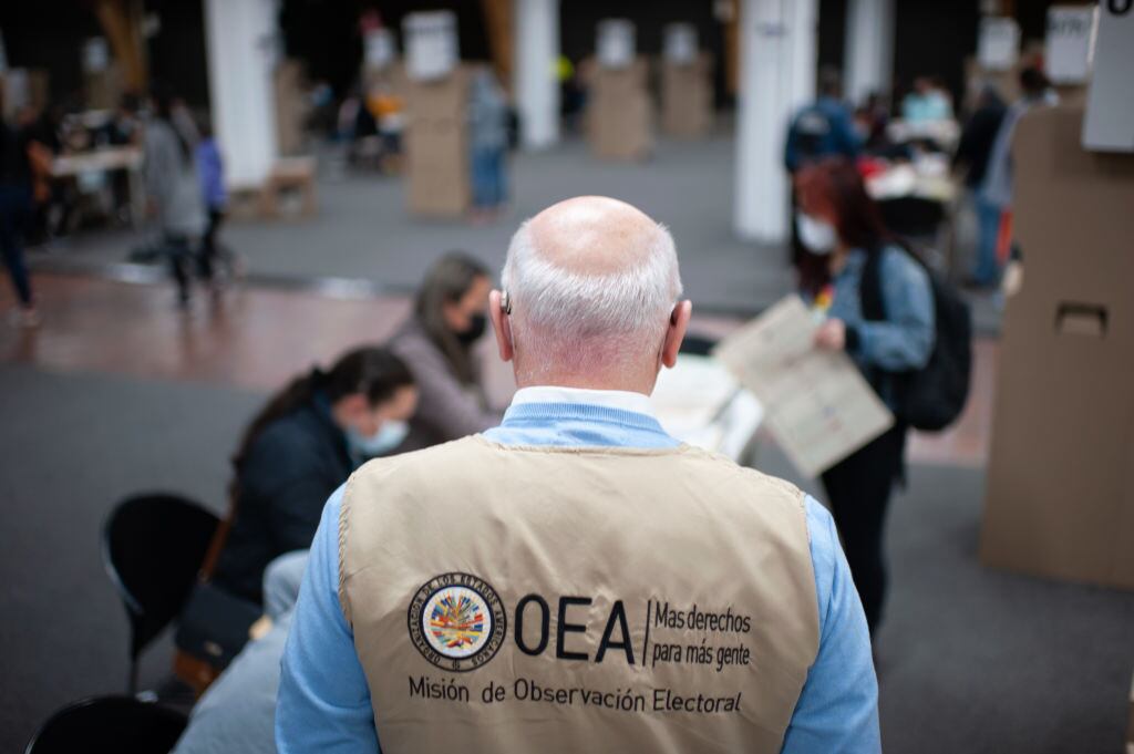 Miembros de una misión la OEA verifican las votaciones en Colombia durante 2022