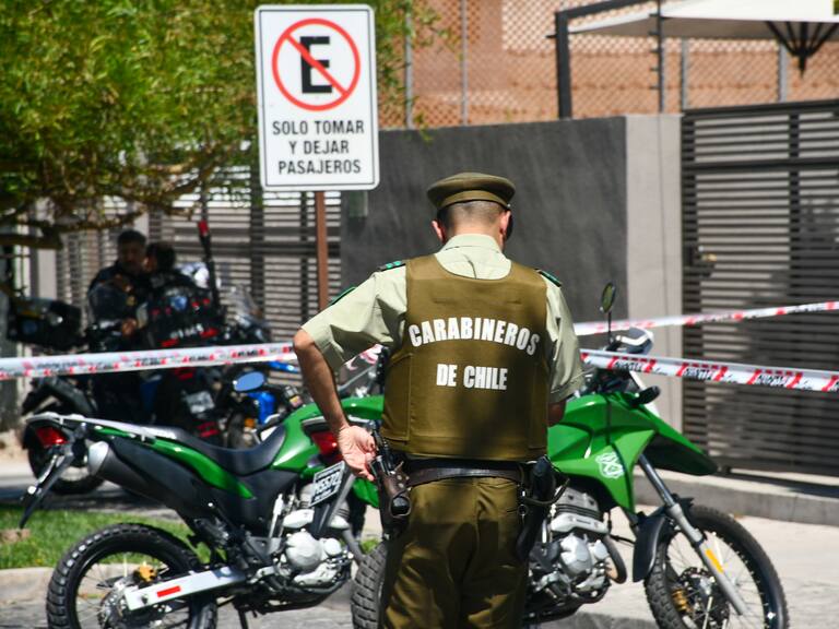 Vendedores ambulantes atacan y golpean a equipo Canal 13 en San Bernardo: “Me tuve que meter a un local para resguardarme”
