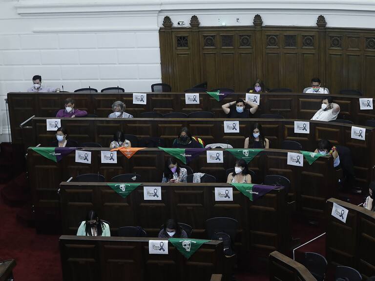 Convención Constitucional: Pleno aprobó adoptar "medidas institucionales y democráticas" para poner fin a manifestaciones de violencia