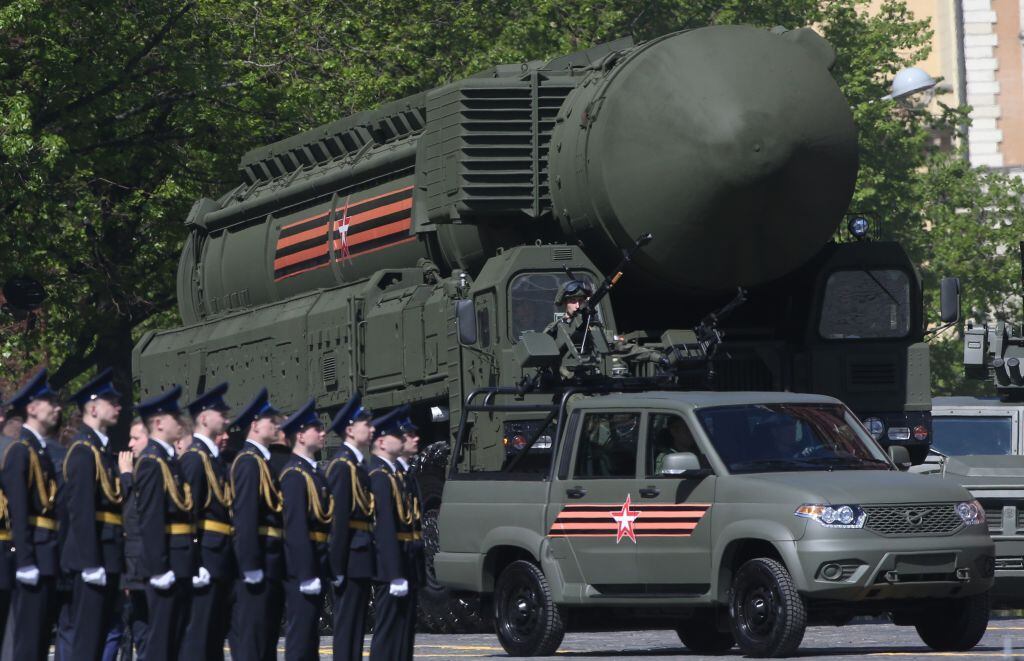 Un misil balístico intercontinental avanza por las calles de Moscú durante el desfile militar por el Día de la Victoria en Rusia