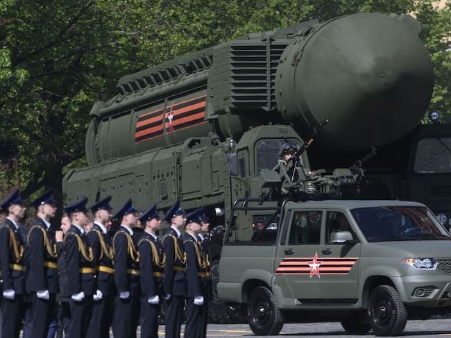 Un misil balístico intercontinental avanza por las calles de Moscú durante el desfile militar por el Día de la Victoria en Rusia