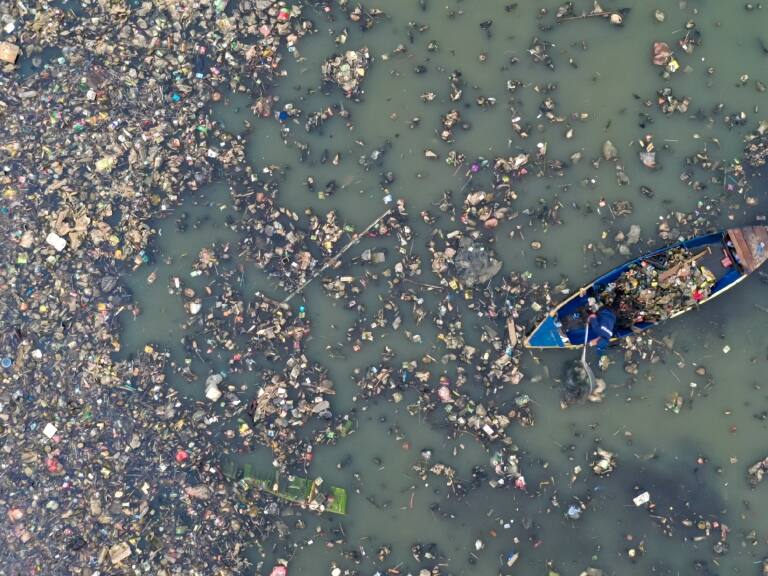 Los plásticos en los océanos alcanzaron «niveles sin precedentes» en los últimos 15 años según estudio