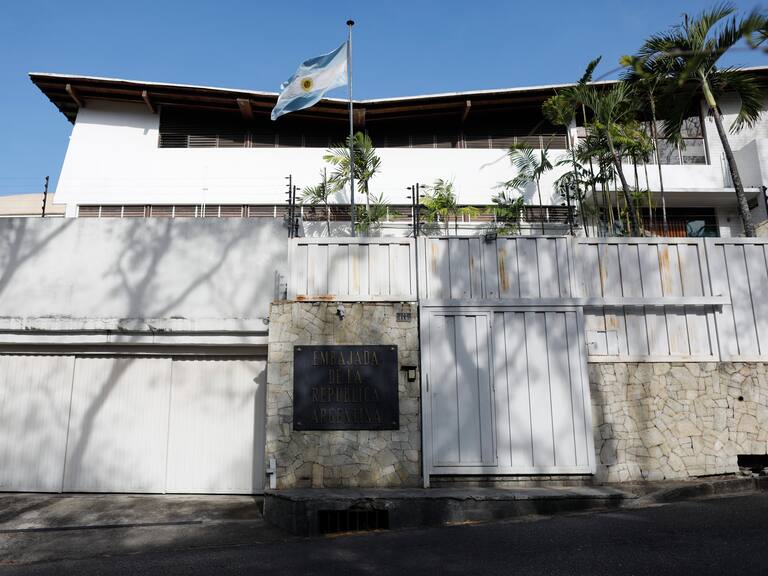 Estados Unidos confirma “rescate exitoso” de opositores venezolanos refugiados en embajada argentina en Caracas desde 2024