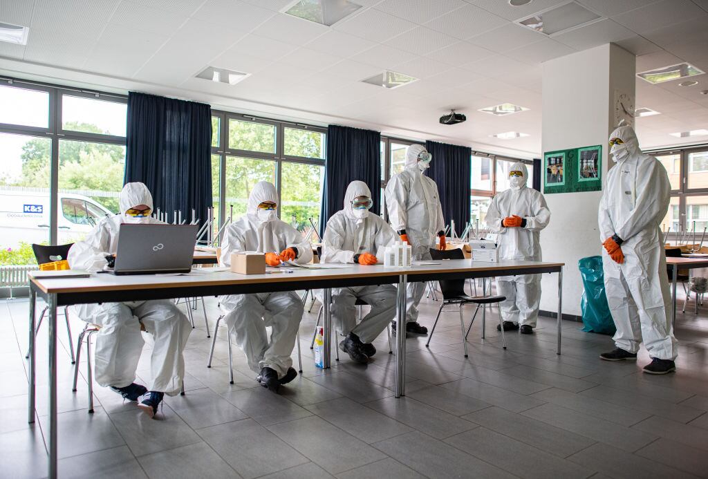 Trabajadores de la salud efectúan test del Covid-19 en una escuela en Alemania
