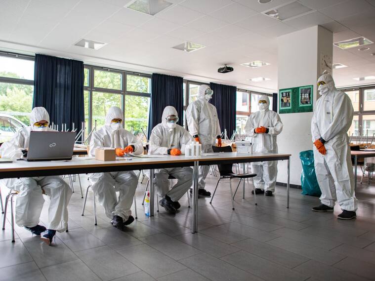 Trabajadores de la salud efectúan test del Covid-19 en una escuela en Alemania