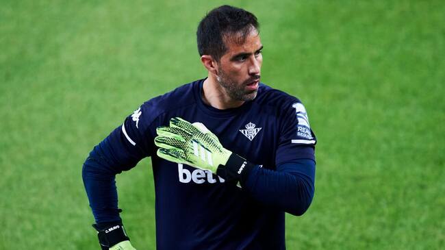 BILBAO, SPAIN - NOVEMBER 23: Claudio Bravo of Real Betis Balompie reacts during the La Liga Santander match between Athletic Club and Real Betis at Estadio de San Mames on November 23, 2020 in Bilbao, Spain. (Photo by Juan Manuel Serrano Arce/Getty Images)