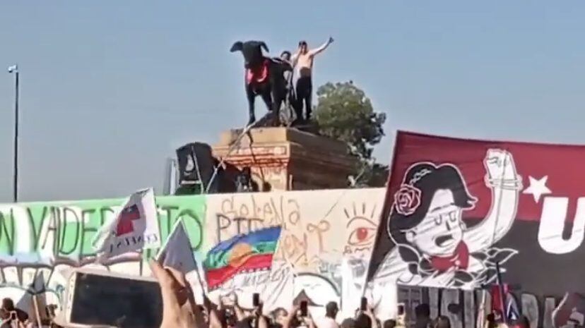 Manifestantes instalaron estatua de "Perro Matapacos" en Baquedano