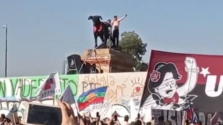Manifestantes instalaron estatua de "Perro Matapacos" en Baquedano