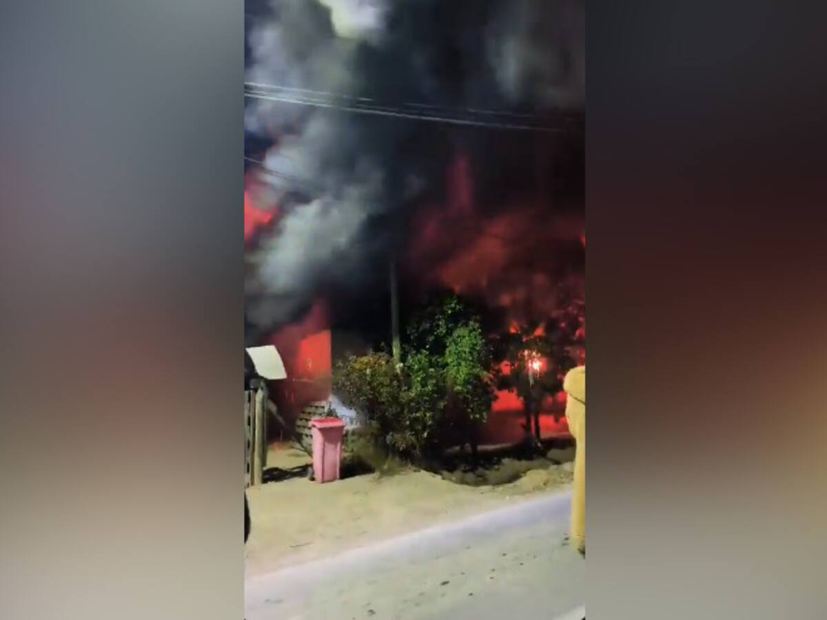 Incendio de gran magnitud afecta vivienda en sector rural de Buin: Bomberos ya combate la emergencia