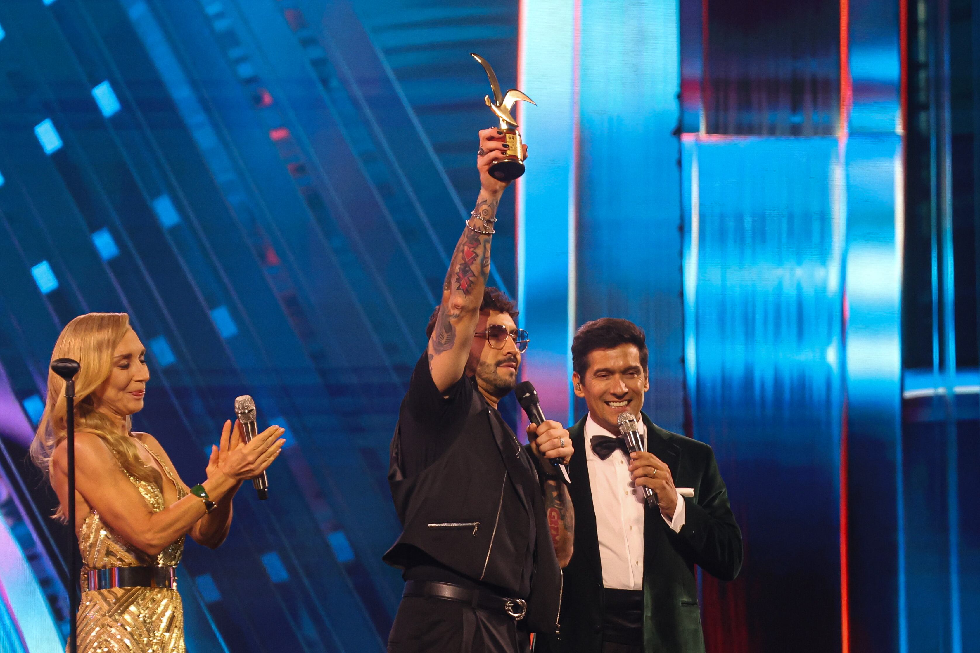 25 DE FEBRERO DE 2025 / VIÑA DEL MAR
Edo Caroe recibe las Gaviotas de Plata y Oro, durante el 64 Festival Internacional de la Canción Viña 2025 en la Quinta Vergara.
FOTO: SEBASTIÁN RÍOS MORALES/AGENCIAUNO