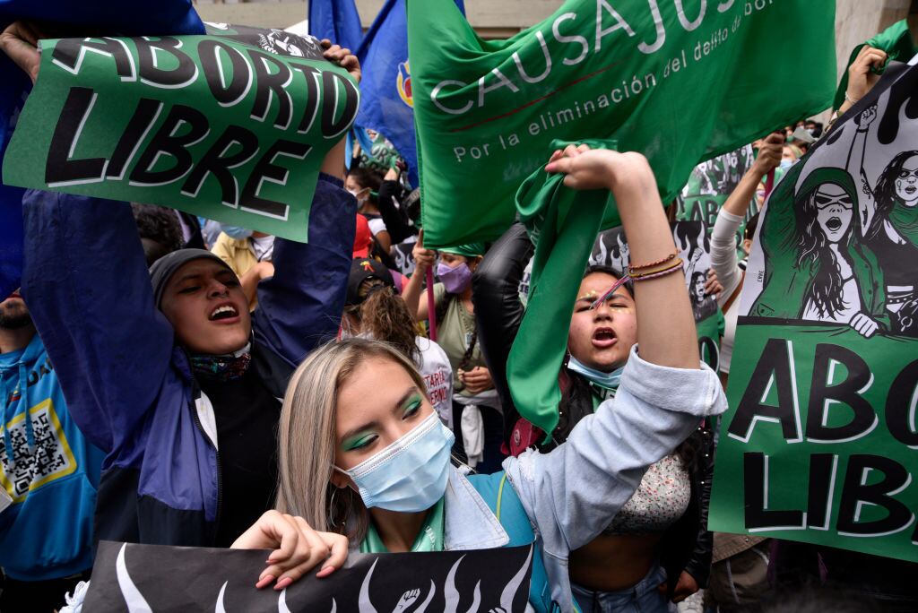 Feministas celebran el fallo ante la corte constitucional en Bogotá