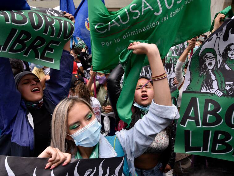 Feministas celebran el fallo ante la corte constitucional en Bogotá